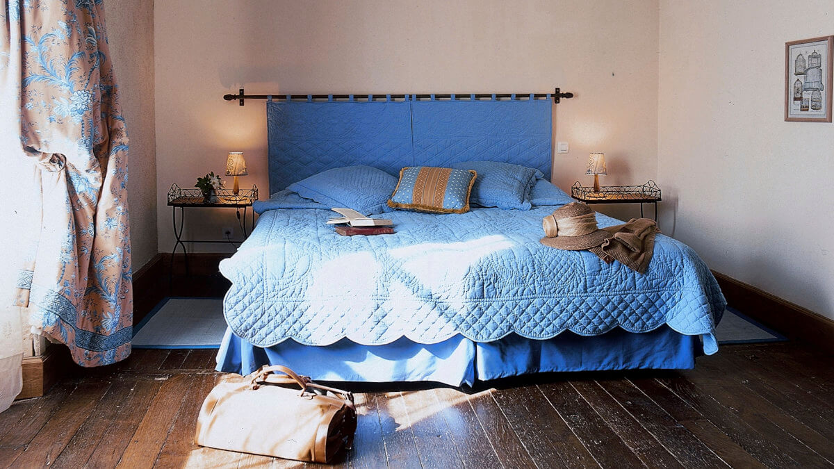 belle chambre confortable dans la maison principale.