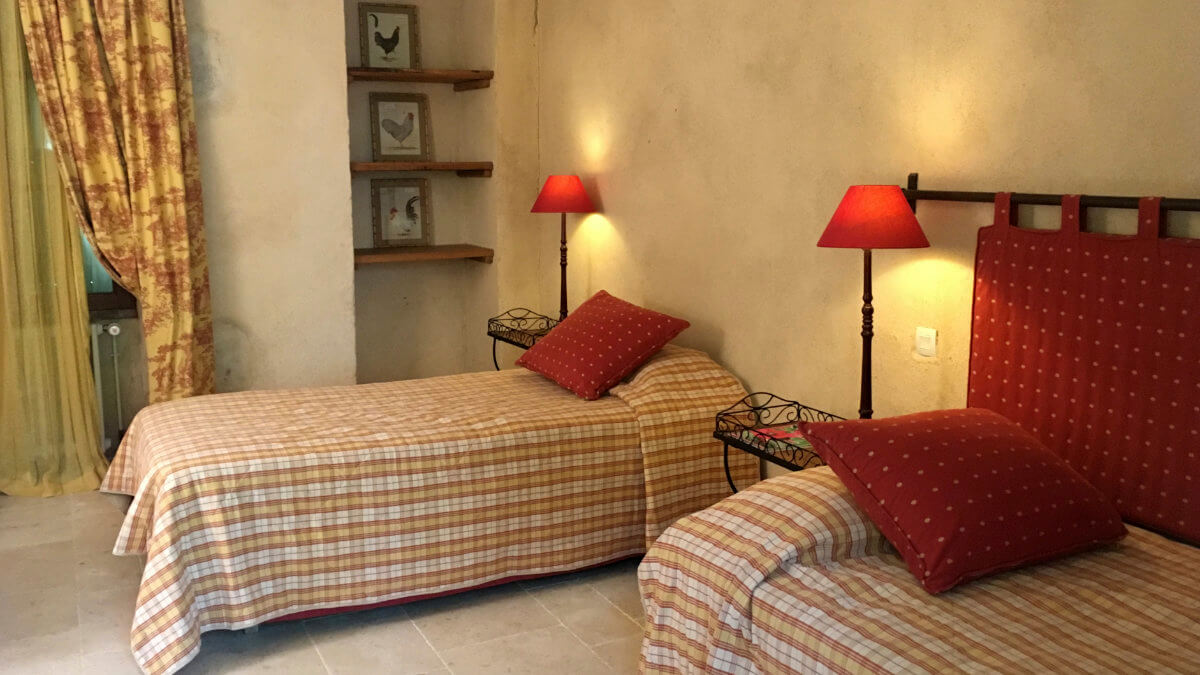 Appartement avec deux chambres séparées.