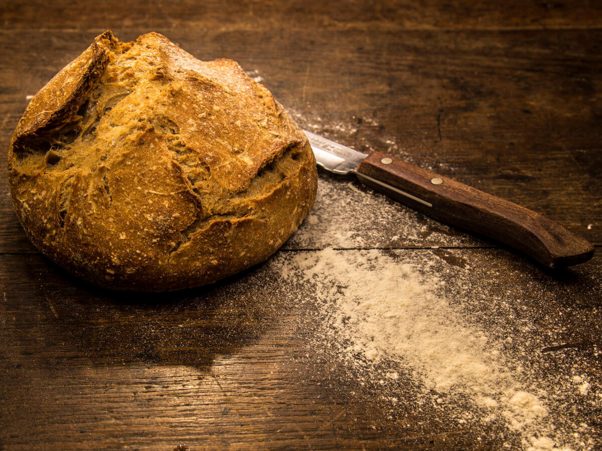 Le pain bio de M. Perrin, paysan boulanger à Saulgé.